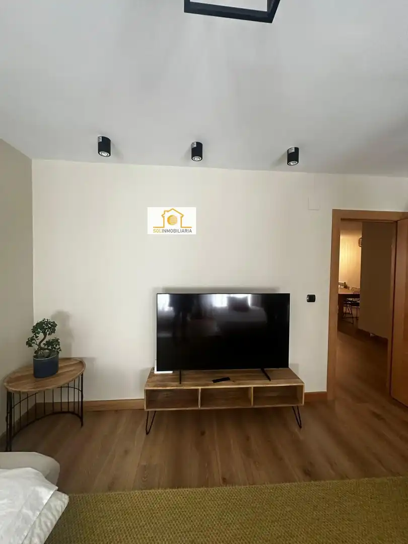 Sala d'estar de Pis en venda en León Capital  amb Calefacció, Parquet i TV