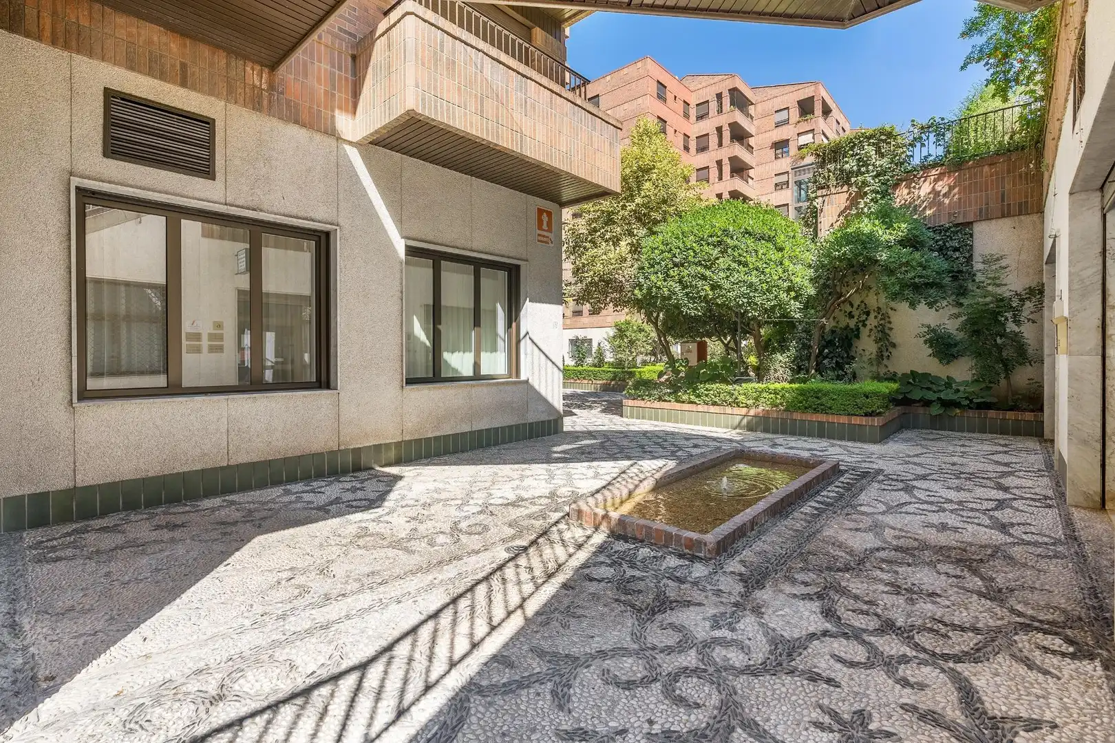 Vista exterior de Planta baixa en venda en Granada amb Aire condicionat, Jardí privat i Moblat