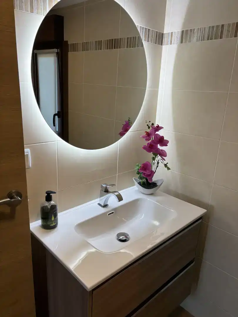 Baño de Piso de alquiler en Ribeira con Jardín privado, Amueblado y Balcón