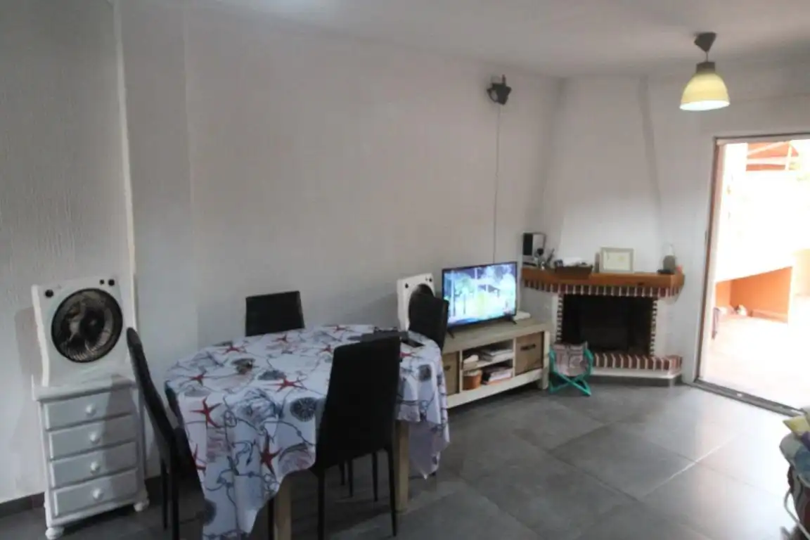 Sala d'estar de Casa adosada en venda en Torrevieja amb Jardí privat, Terrassa i Moblat