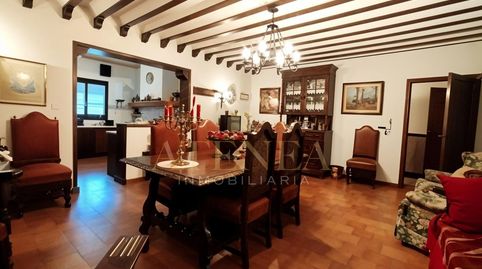 Casa de 3 plantas con 5 dormitorios, sótano polivalente, patio con barbacoa y garaje