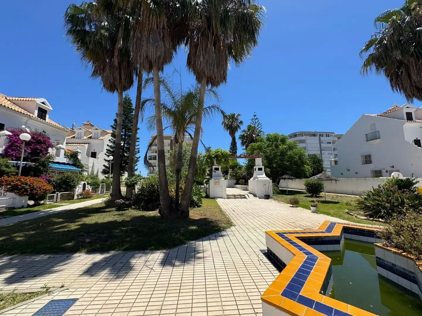Außenansicht von Einfamilien-Reihenhaus zum Verkauf in Fuengirola mit Klimaanlage, Terrasse und Möbliert