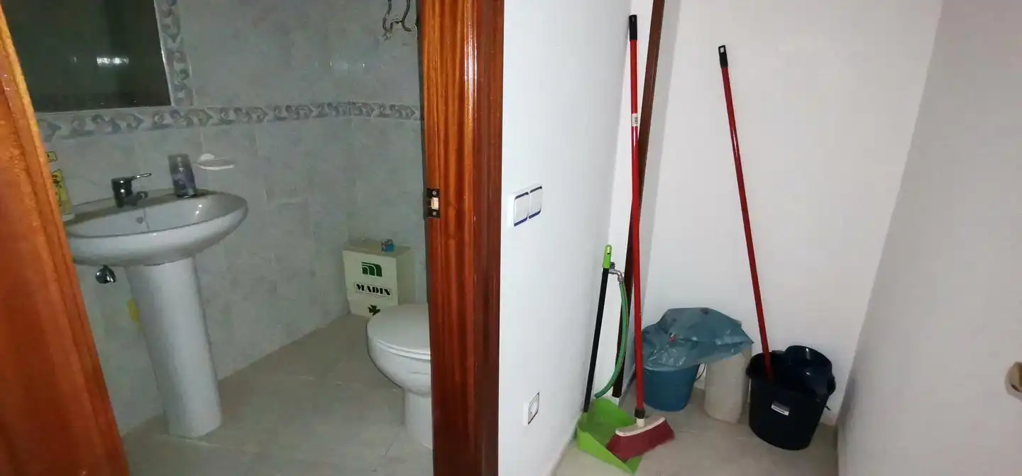 Badezimmer von Büro zum Verkauf in Linares