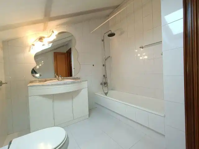 Baño de Casa o chalet en venta en Vigo  con Calefacción, Jardín privado y Parquet