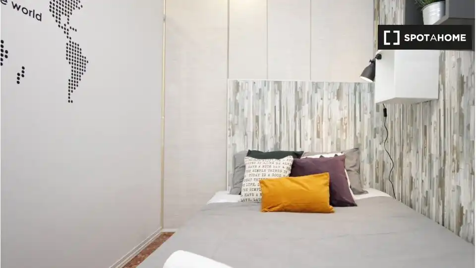 Bedroom of Flat for share in Barcelona  with Air Conditioner, Heating and Furnished