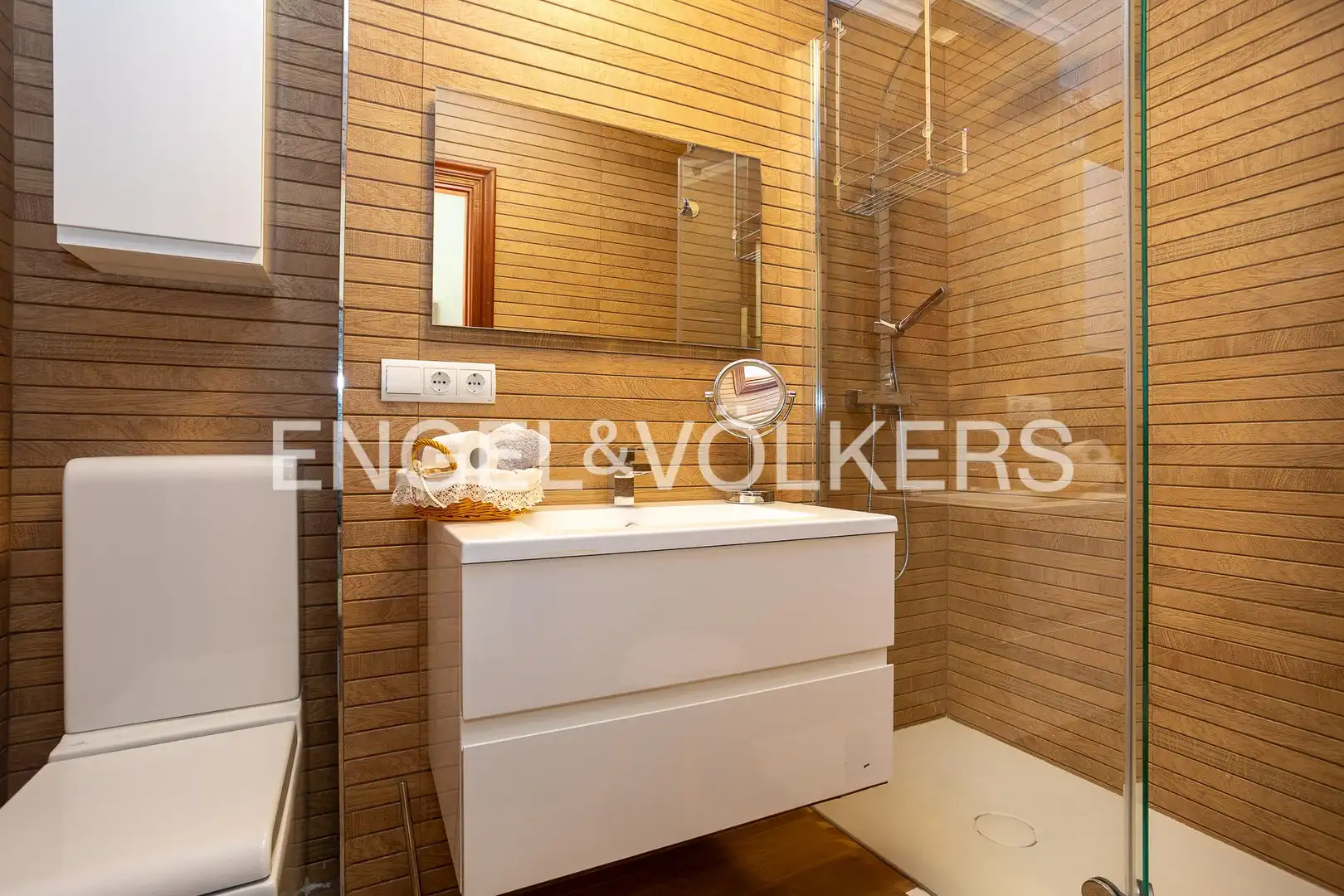 Badezimmer von Einfamilien-Reihenhaus zum Verkauf in Santander mit Heizung, Privatgarten und Terrasse