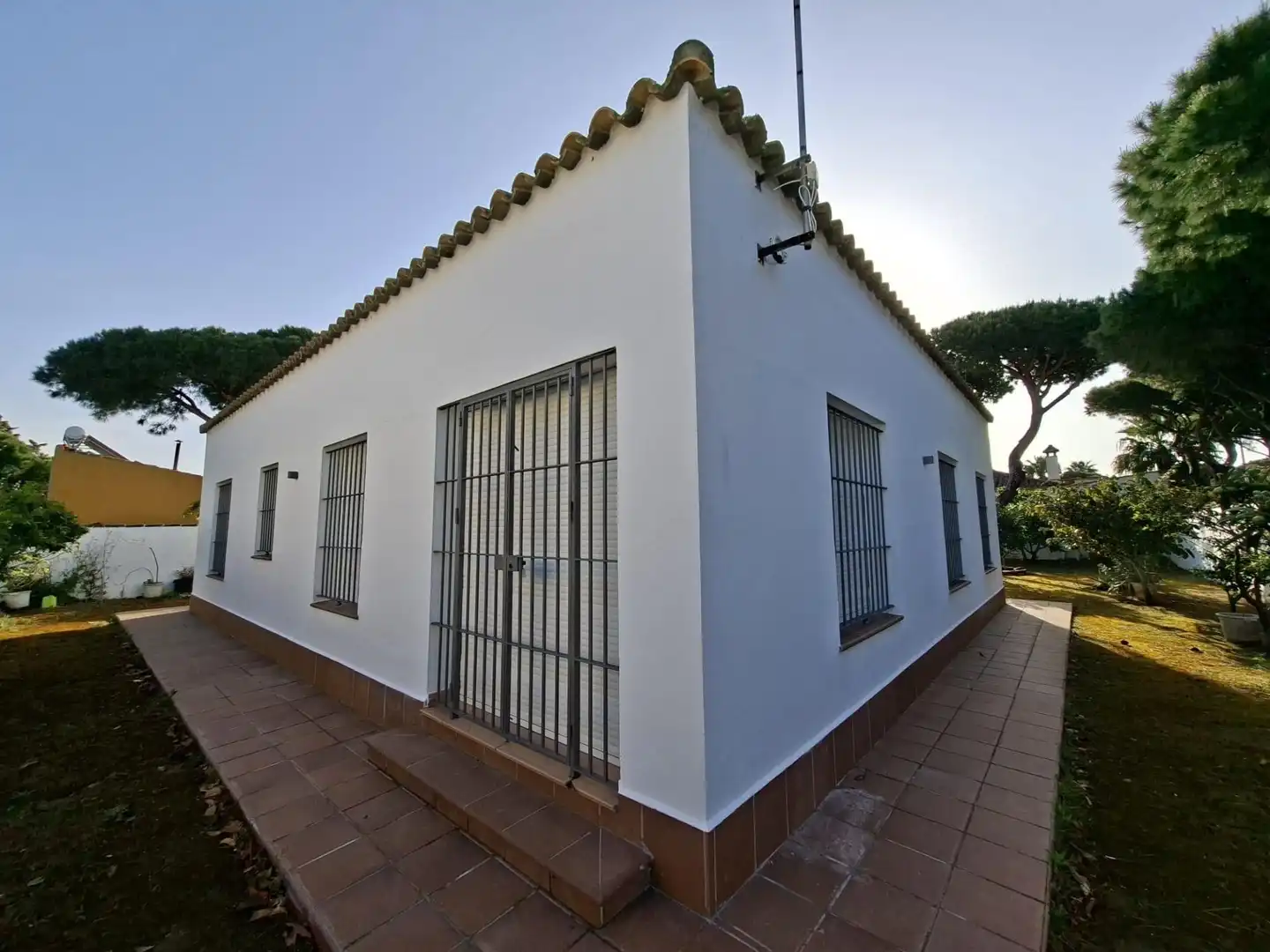 Vista exterior de Casa o xalet en venda en Chiclana de la Frontera amb Jardí privat