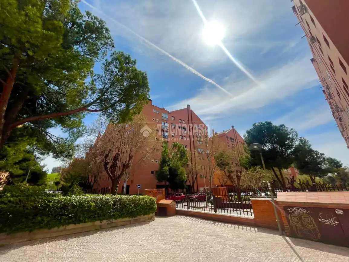 Vista exterior de Piso en venta en  Madrid Capital con Parquet y Balcón