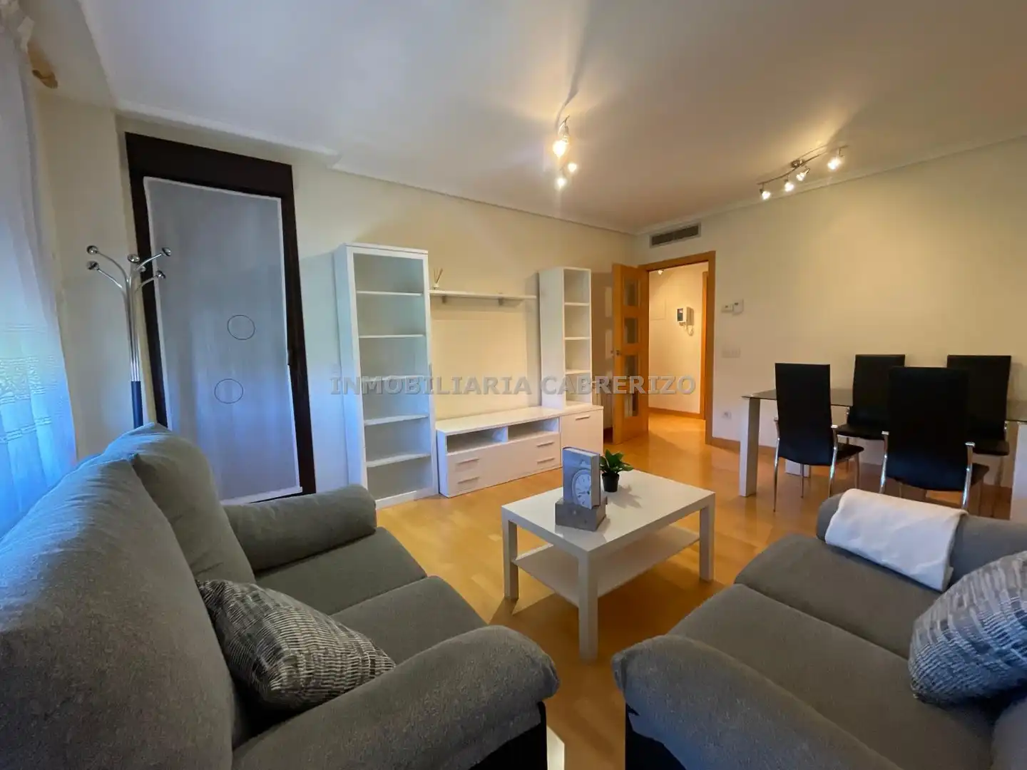 Sala d'estar de Apartament de lloguer en  Logroño amb Calefacció, Parquet i Terrassa