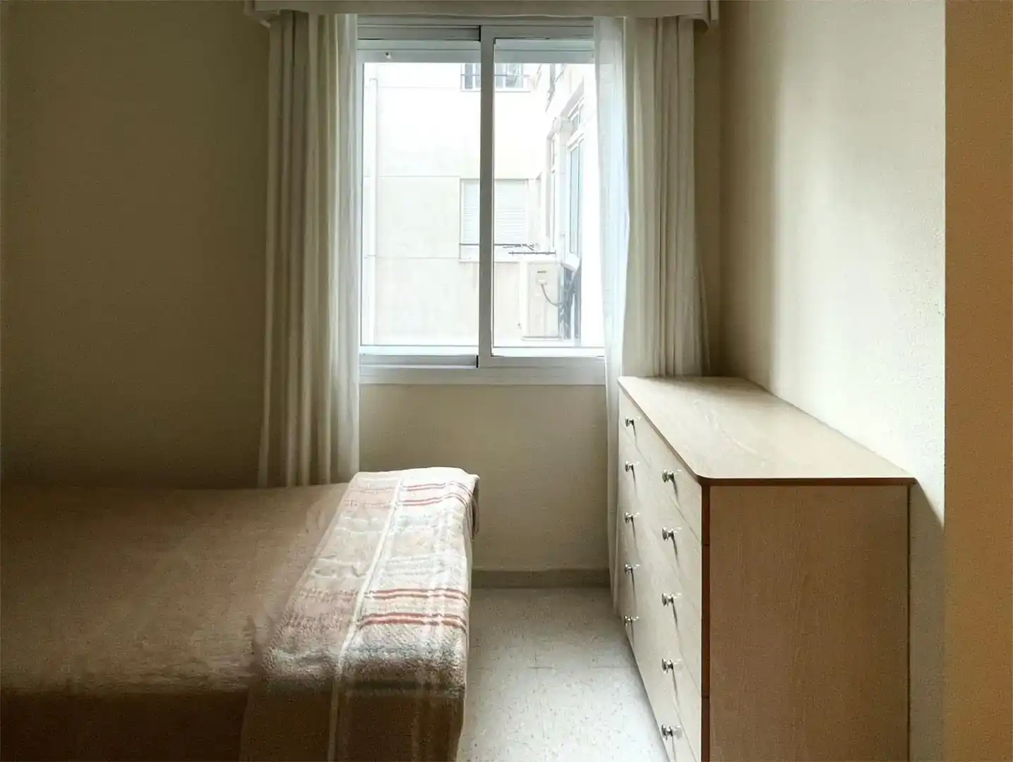 Dormitori de Apartament per a compartir en Torremolinos amb Aire condicionat, Moblat i Balcó