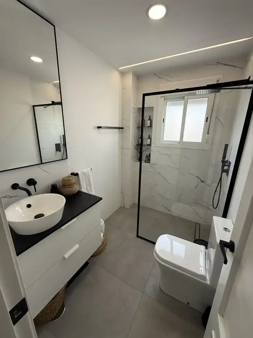 Badezimmer von Einfamilien-Reihenhaus zum Verkauf in Utrera mit Klimaanlage
