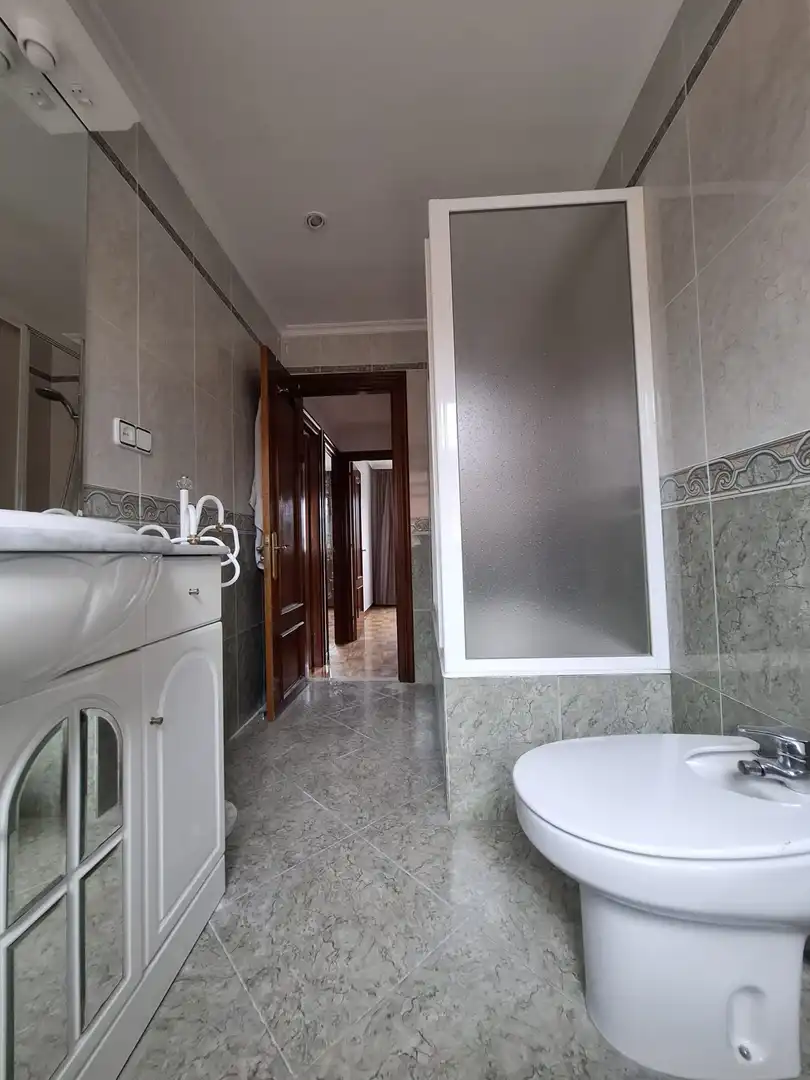 Badezimmer von Wohnung zur Miete in Gijón  mit Heizung und Parkett