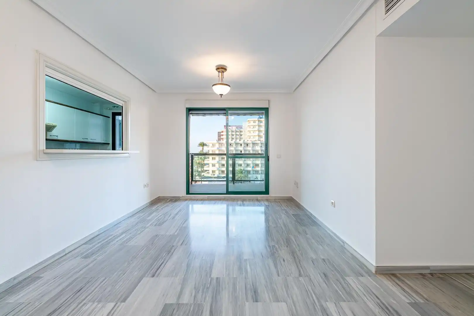 Sala d'estar de Apartament en venda en Torremolinos amb Aire condicionat, Calefacció i Jardí privat