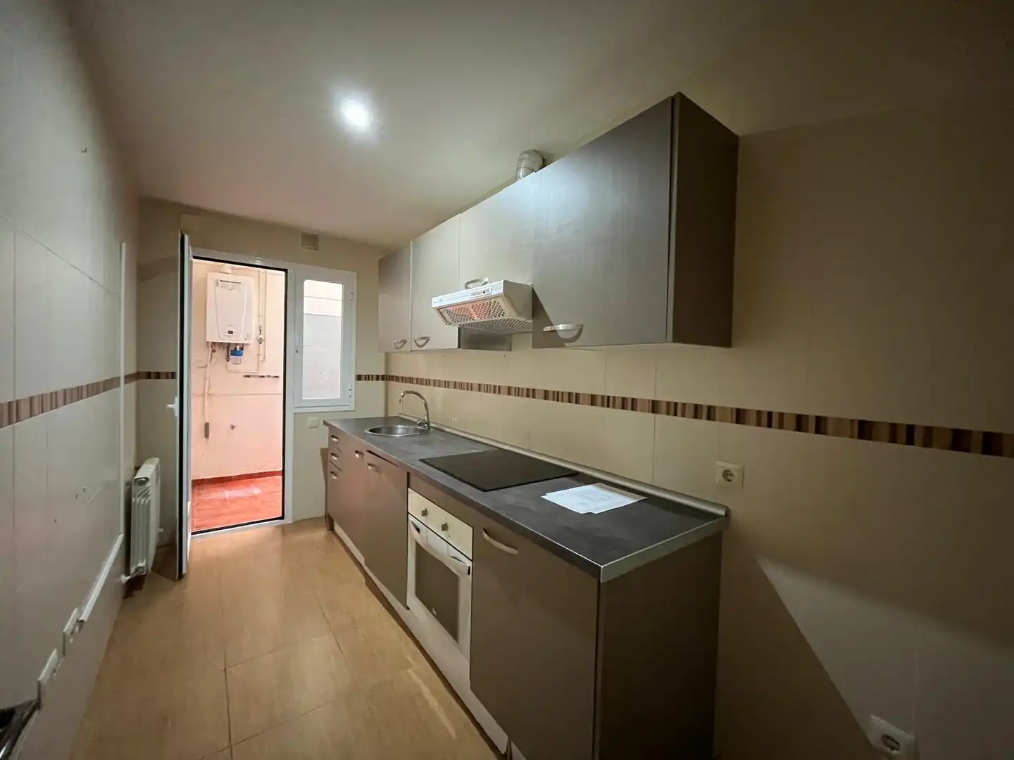 Bajo con ascensor en venta en Calle Ávila 12