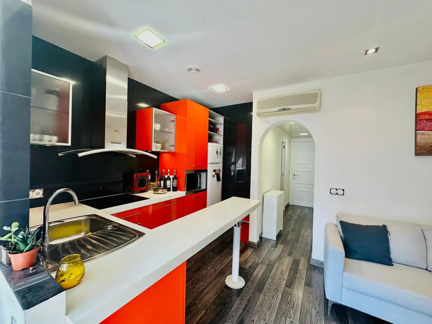 Cuina de Apartament en venda en Empuriabrava amb Aire condicionat, Jardí privat i Moblat