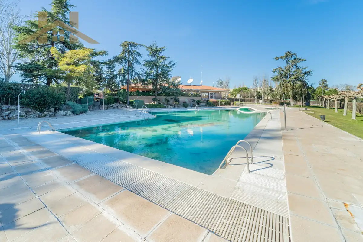 Swimming pool of Flat for sale in Majadahonda  with Air Conditioner, Heating and Terrace