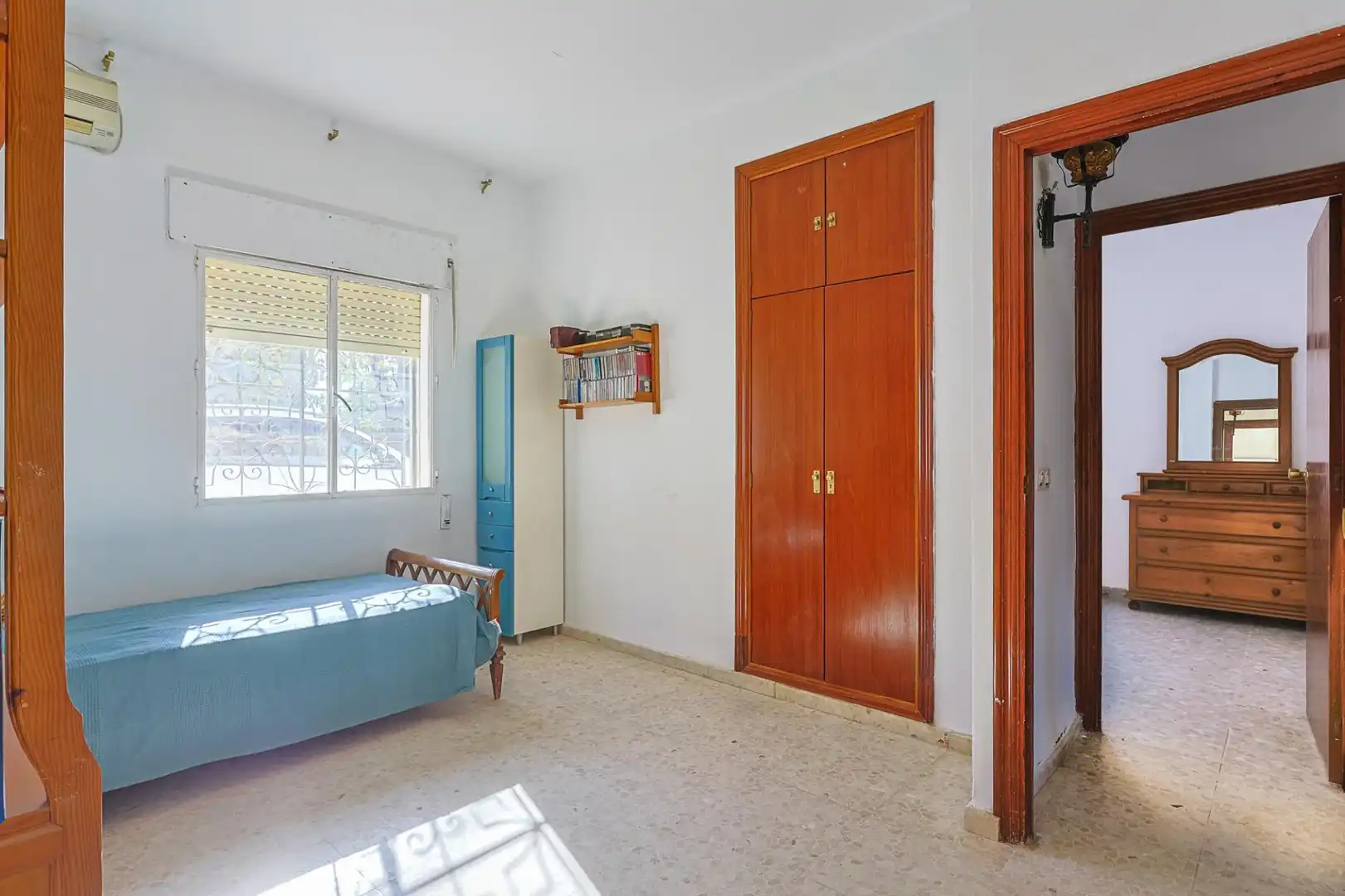 Dormitori de Casa o xalet en venda en Sanlúcar la Mayor amb Aire condicionat i Piscina
