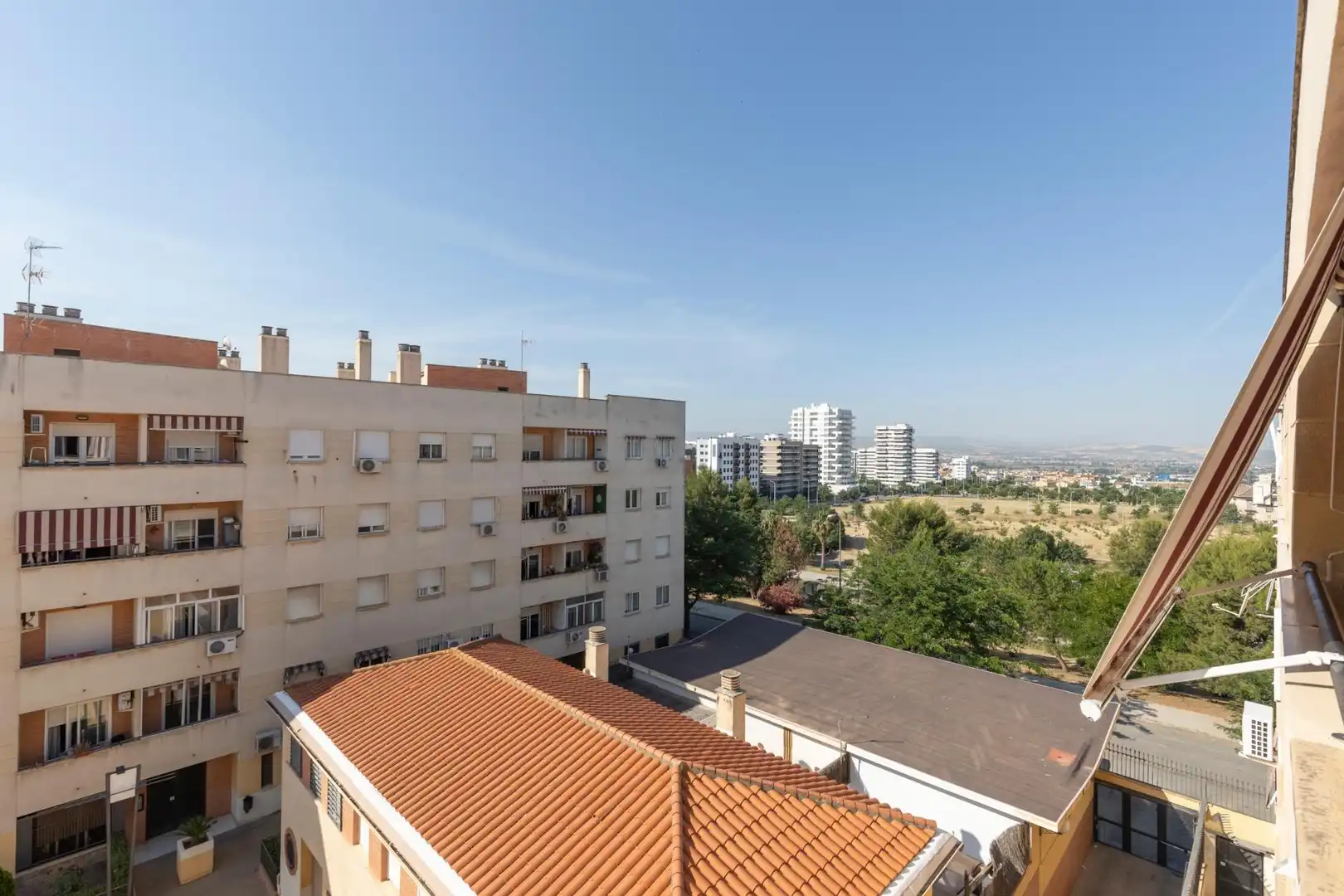 Vista exterior de Pis en venda en Granada amb Calefacció, Terrassa i Moblat