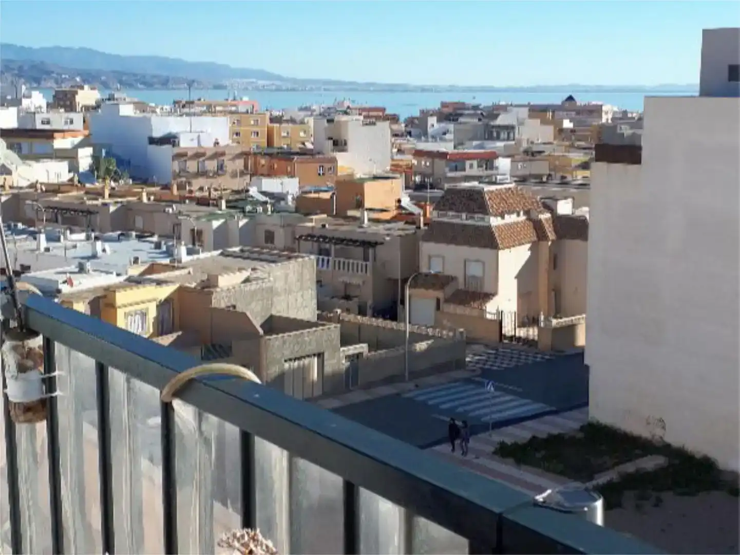 Vista exterior de Àtic en venda en Roquetas de Mar amb Aire condicionat, Piscina i Balcó