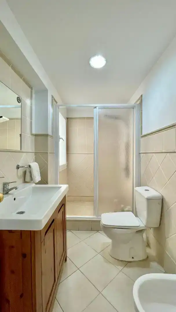 Bany de Àtic per a compartir en Marbella amb Aire condicionat, Moblat i Forn