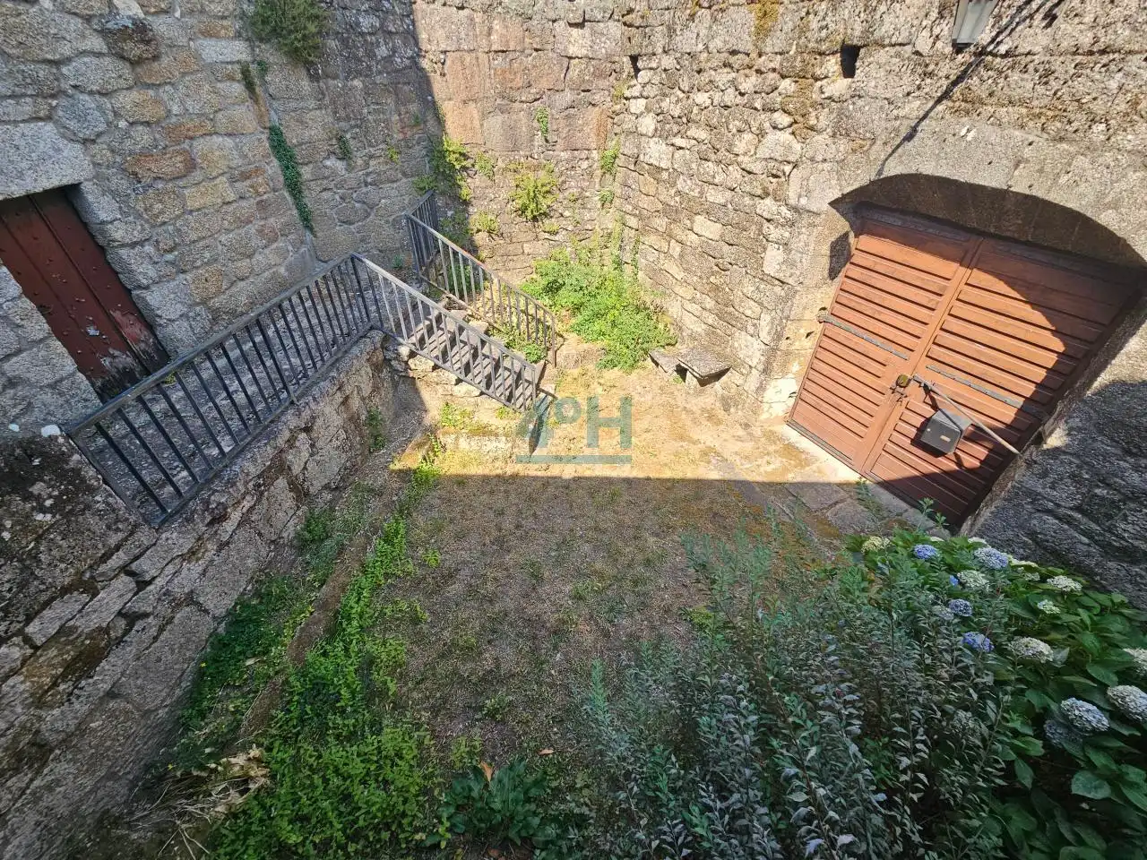Finca rústica en venta en Beade  con Jardín privado y Amueblado