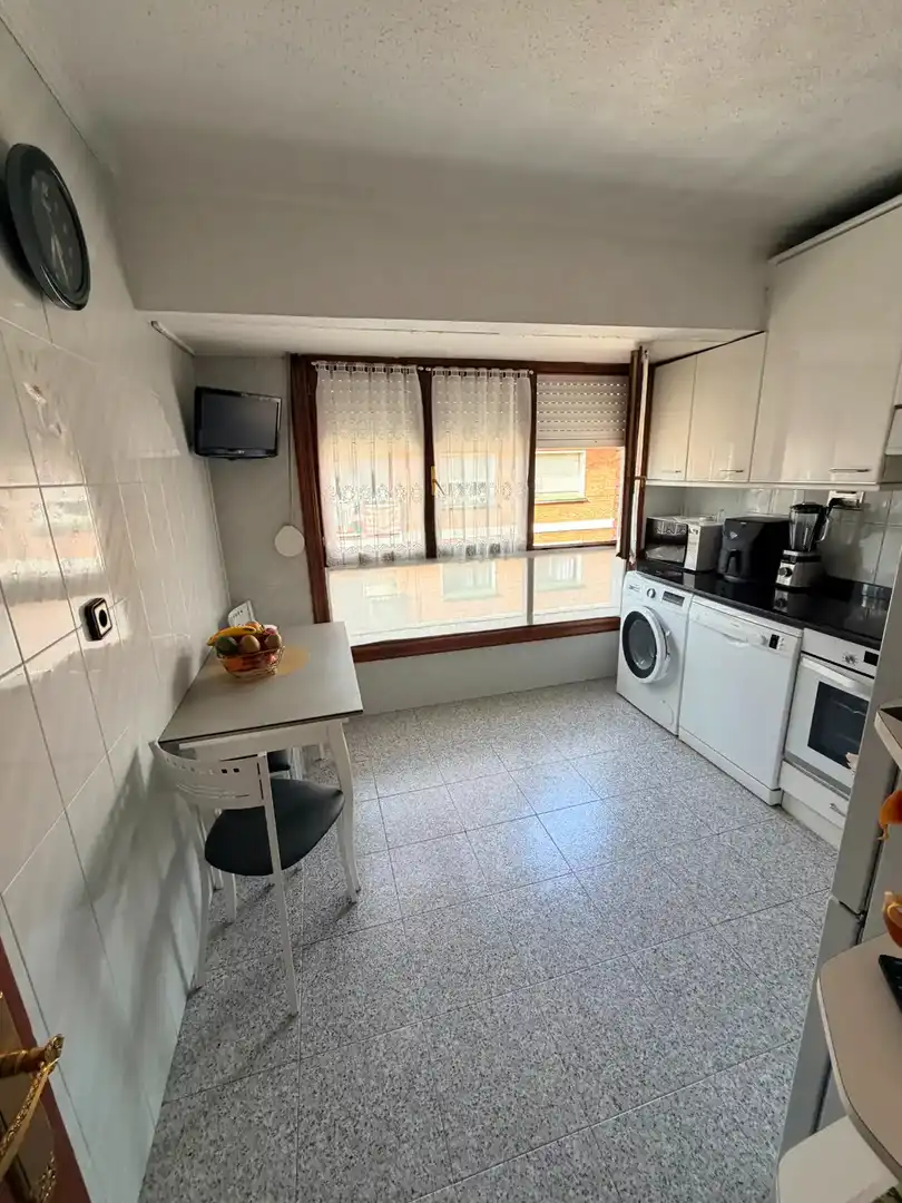 Küche von Wohnung zum Verkauf in Portugalete mit Heizung, Ofen und Waschmaschine