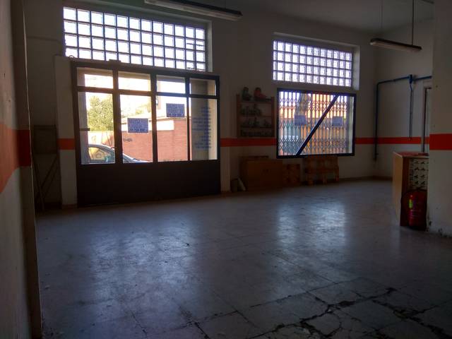 Local comercial en Venta en Calle de la Vía Verde en Oliver