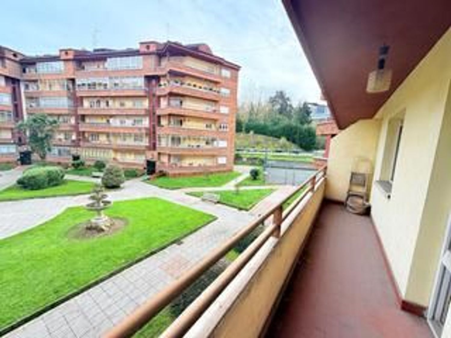 Vista exterior de Pis en venda en Oviedo  amb Calefacció, Jardí privat i Terrassa