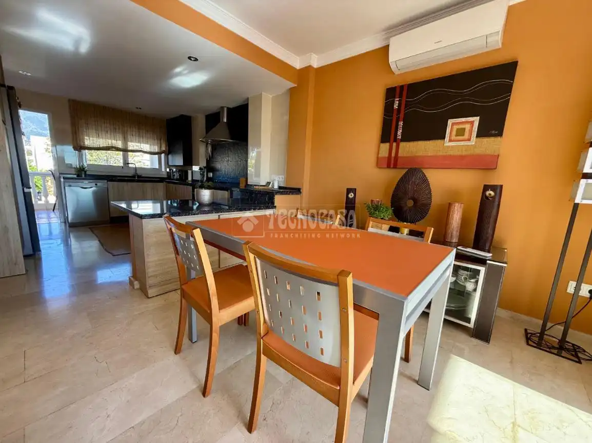 Menjador de Casa o xalet en venda en Benalmádena amb Aire condicionat, Jardí privat i Terrassa
