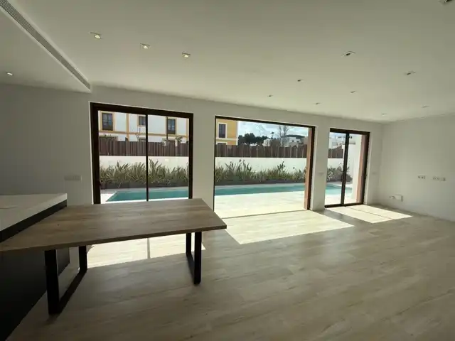 Piscina de Casa o xalet en venda en Santa Eulària des Riu amb Aire condicionat, Calefacció i Jardí privat