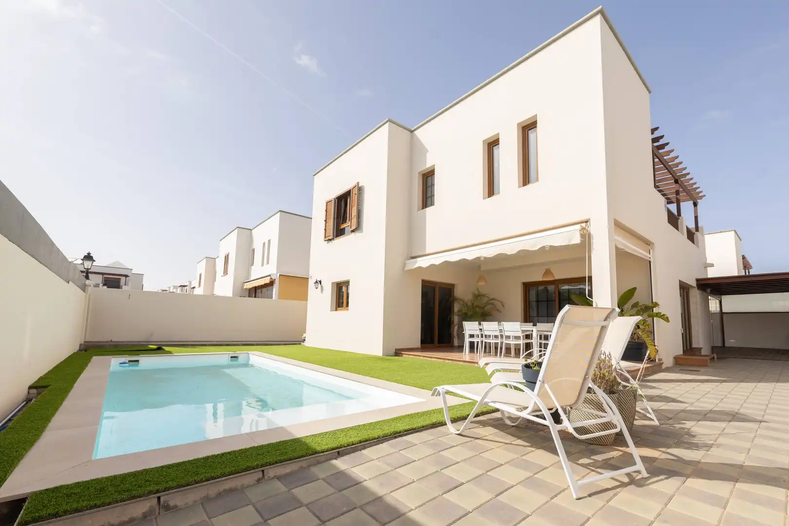 Vista exterior de Casa o xalet en venda en Teguise amb Terrassa, Piscina i Alarma