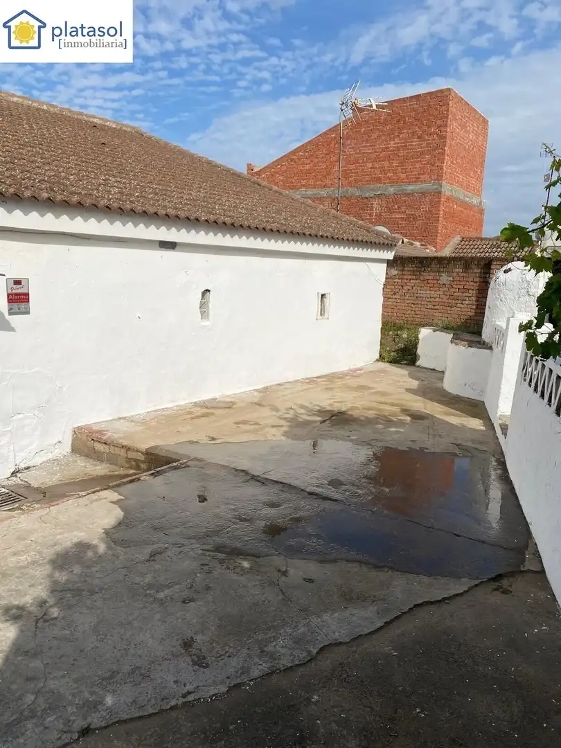 Außenansicht von Haus oder Chalet zum Verkauf in El Garrobo mit Privatgarten