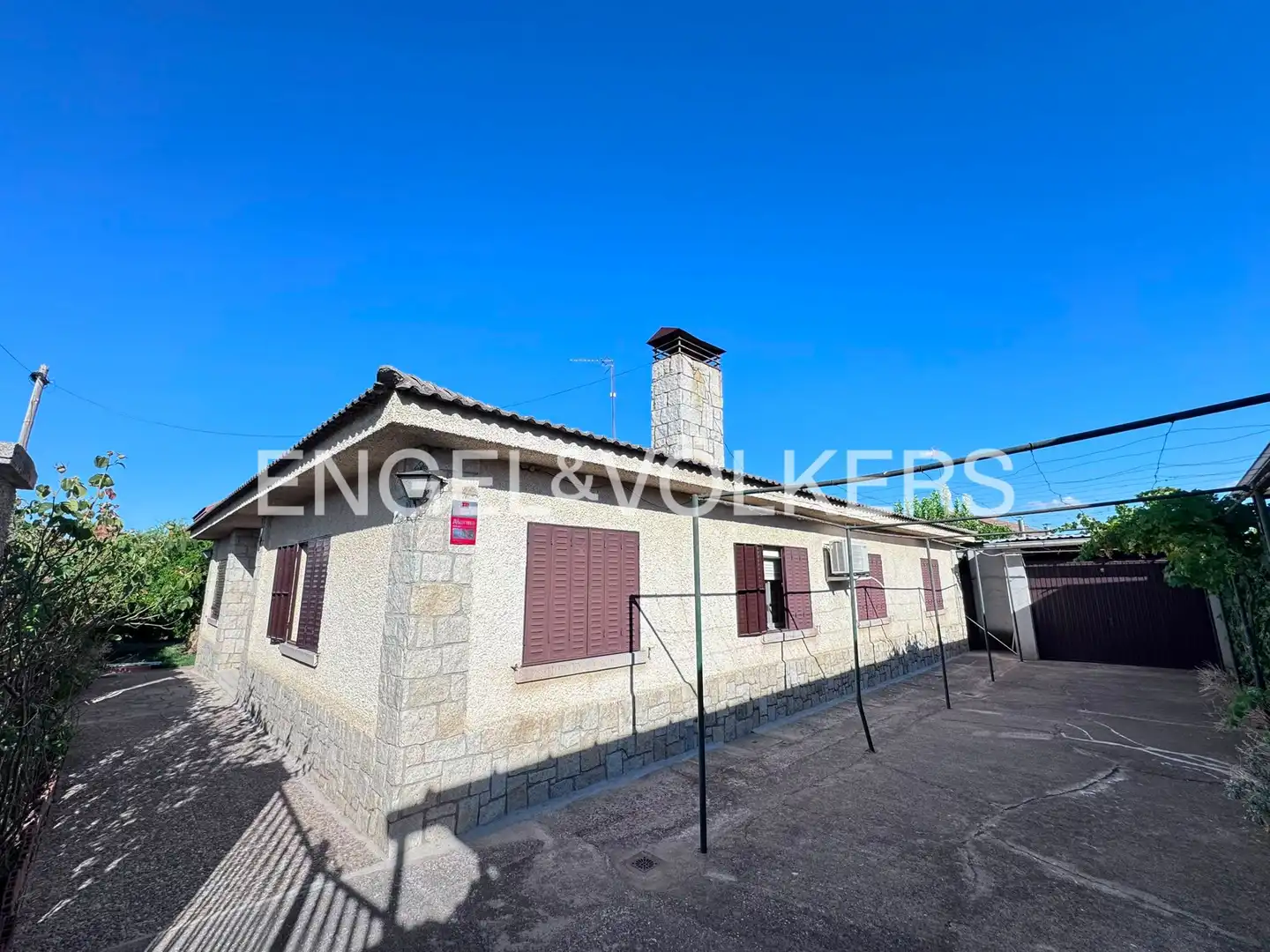 Vista exterior de Casa adosada en venda en Calera y Chozas amb Aire condicionat, Calefacció i Jardí privat