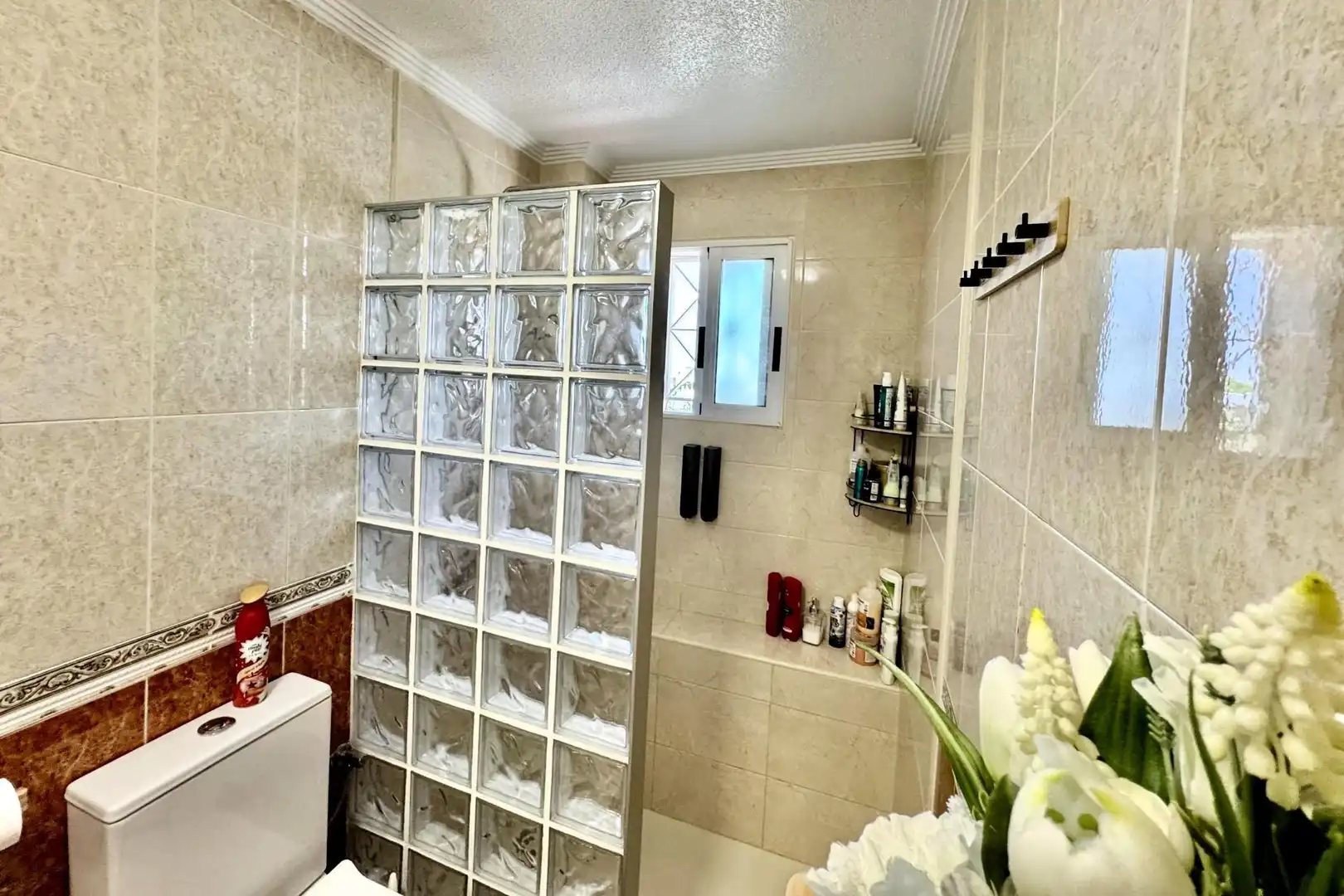 Baño de Casa adosada en venta en Torrevieja con Aire acondicionado, Calefacción y Jardín privado
