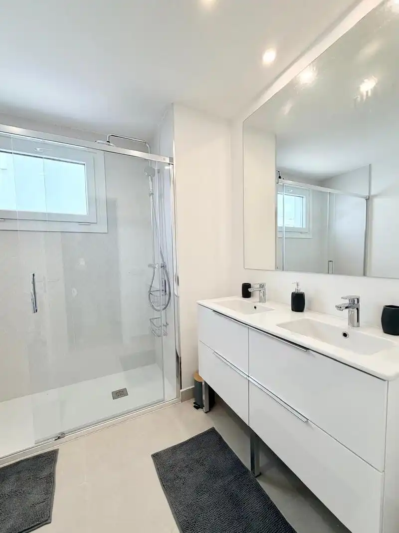Bany de Apartament de lloguer en Estepona amb Aire condicionat, Calefacció i Terrassa