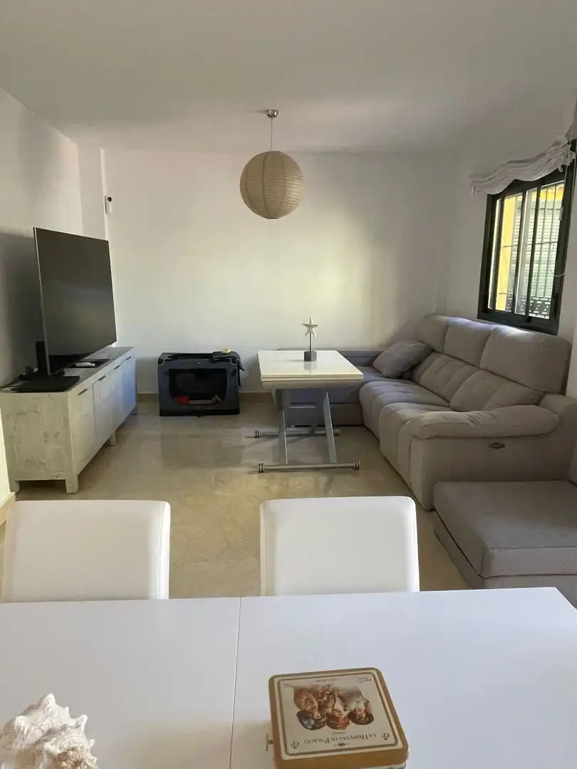Sala d'estar de Casa o xalet en venda en Dos Hermanas amb Aire condicionat, Traster i Piscina comunitària