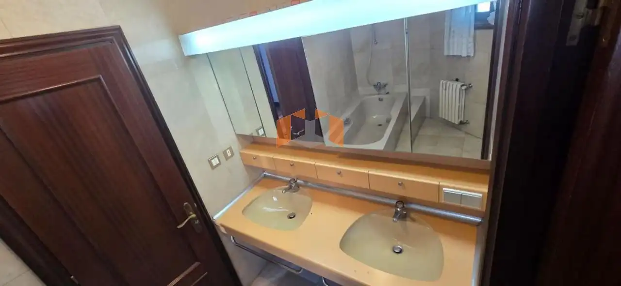 Baño de Piso en venta en Vigo  con Calefacción, Parquet y Terraza