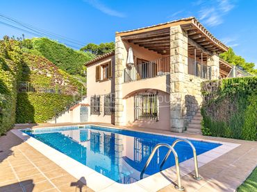 Casa amb balcó en venda a Ronda del Coral