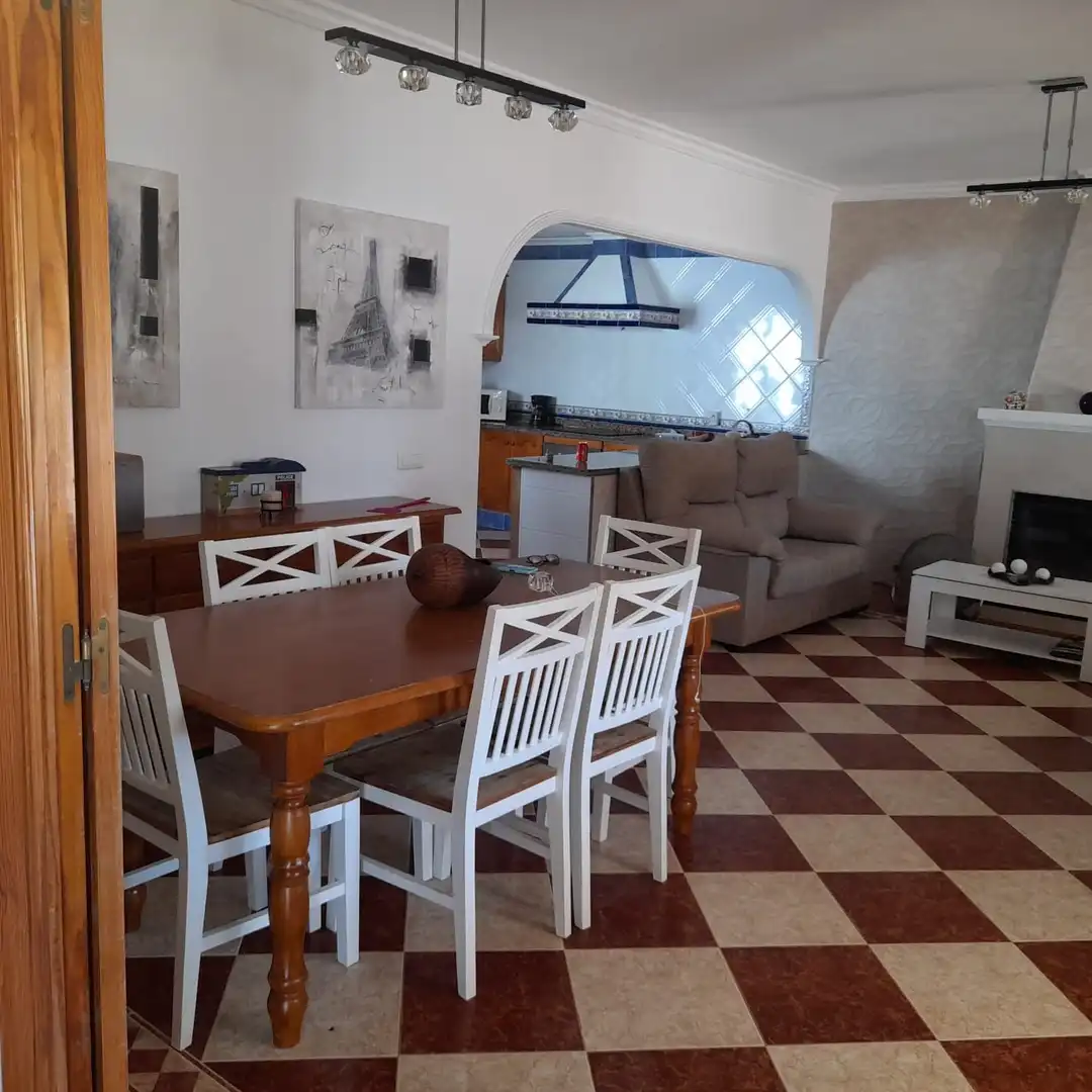 Menjador de Casa o xalet de lloguer en Algeciras amb Terrassa, Traster i Piscina
