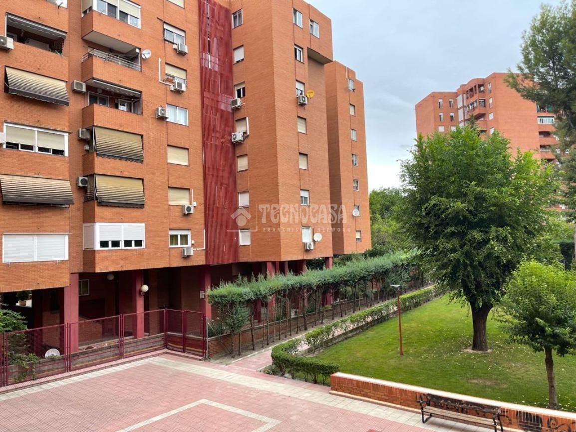 Vista exterior de Pis en venda en  Madrid Capital amb Calefacció, Parquet i Balcó