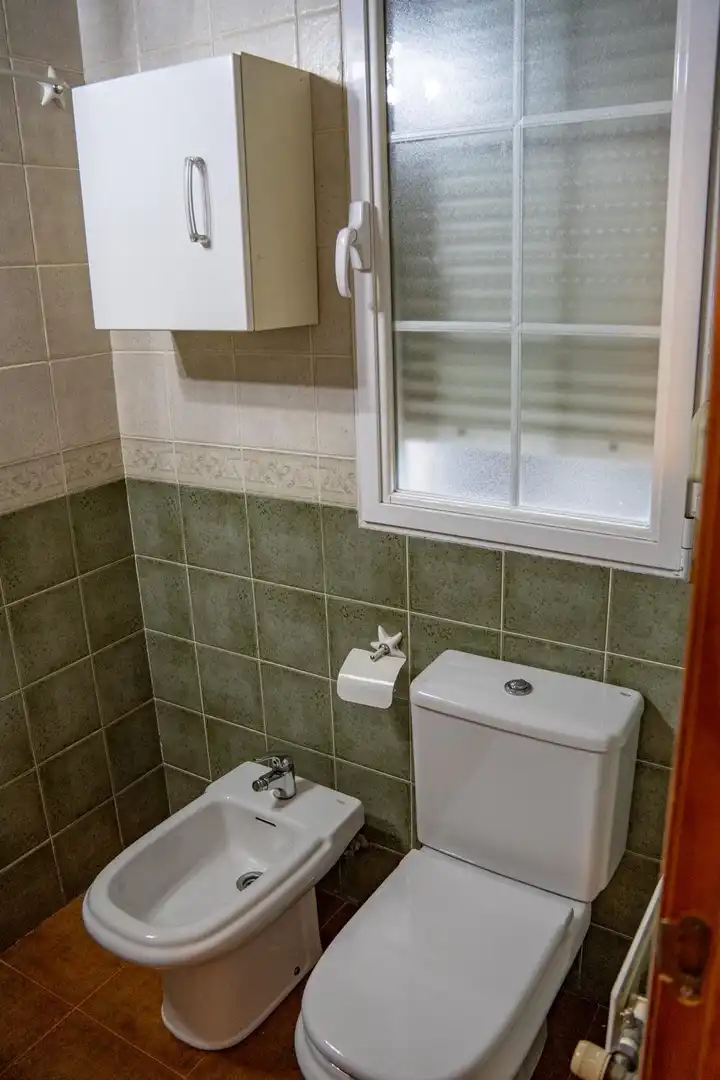 Badezimmer von Einfamilien-Reihenhaus zur Miete in Miraflores de la Sierra mit Heizung, Möbliert und Balkon