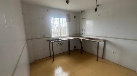 Foto 4 de Casa adosada en venta en C/ de Leopoldo de Alpandeire, Torre de la Reina, Guillena