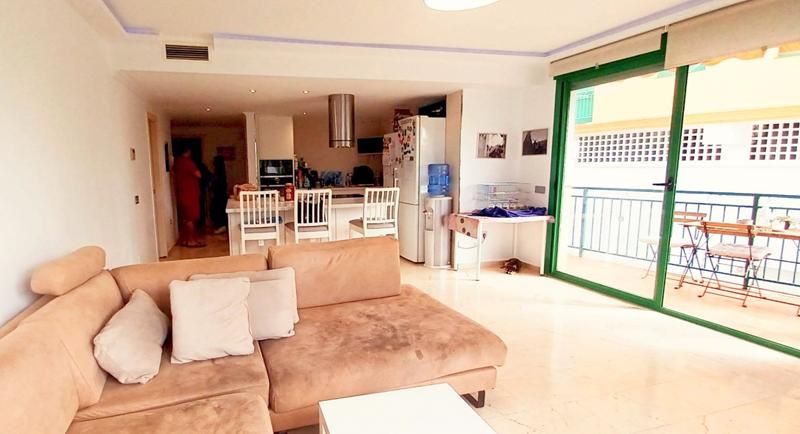 Sala d'estar de Pis en venda en Estepona amb Aire condicionat, Calefacció i Jardí privat
