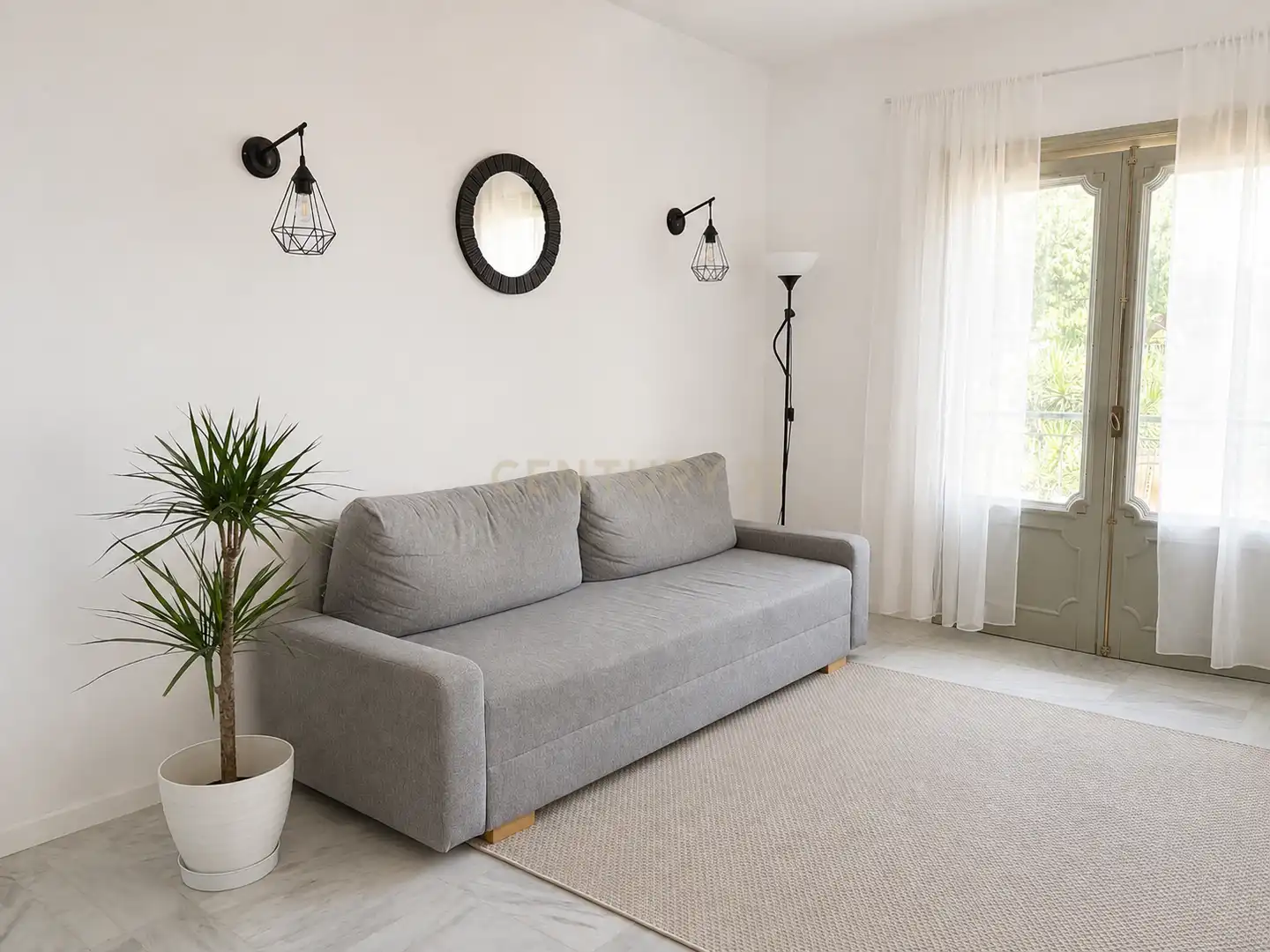 Sala d'estar de Apartament de lloguer en Benalmádena amb Aire condicionat, Jardí privat i Piscina