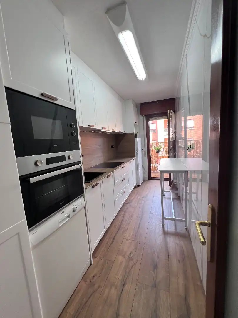 Cocina de Piso de alquiler en Siero con Calefacción, Jardín privado y Parquet