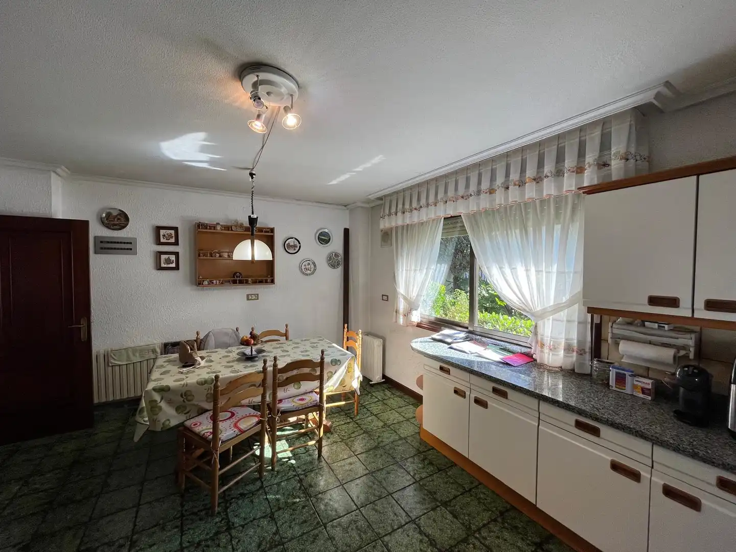 Cuina de Casa o xalet en venda en Vigo  amb Calefacció, Jardí privat i Parquet