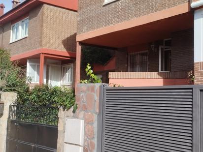 Vista exterior de Casa adosada en venda en Collado Villalba amb Calefacció, Jardí privat i Parquet