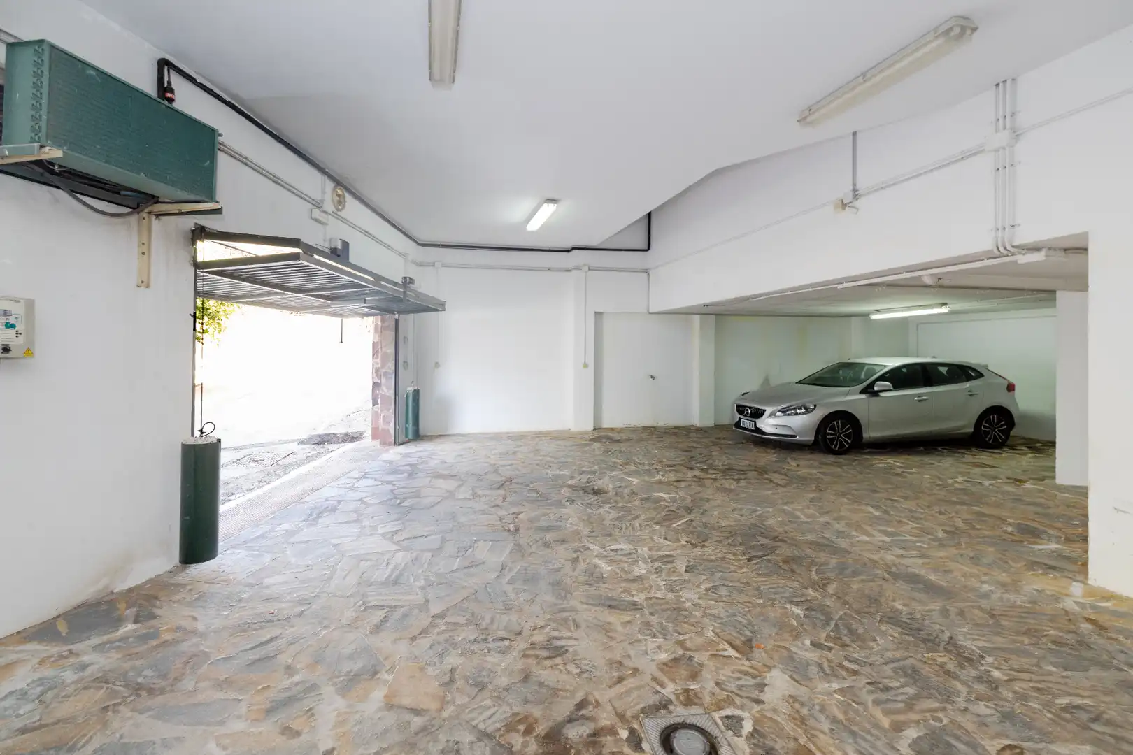 Parking de Casa adosada en venta en Málaga con Aire acondicionado, Calefacción y Jardín privado