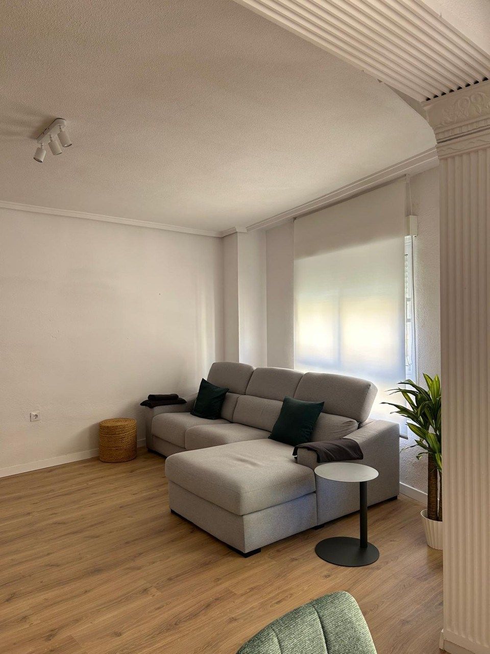 Sala d'estar de Pis de lloguer en Oliva amb Aire condicionat, Parquet i Moblat