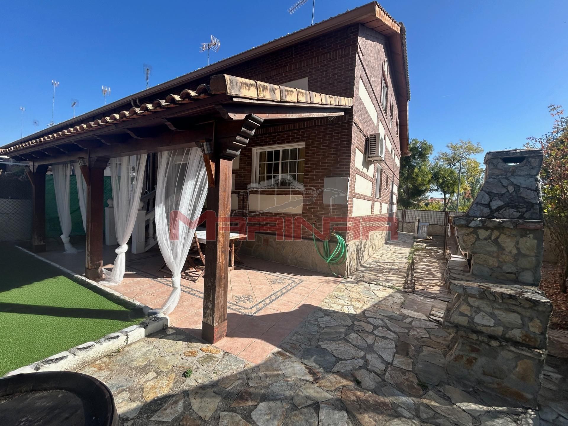 Vista exterior de Casa adosada en venda en Seseña amb Aire condicionat, Calefacció i Jardí privat